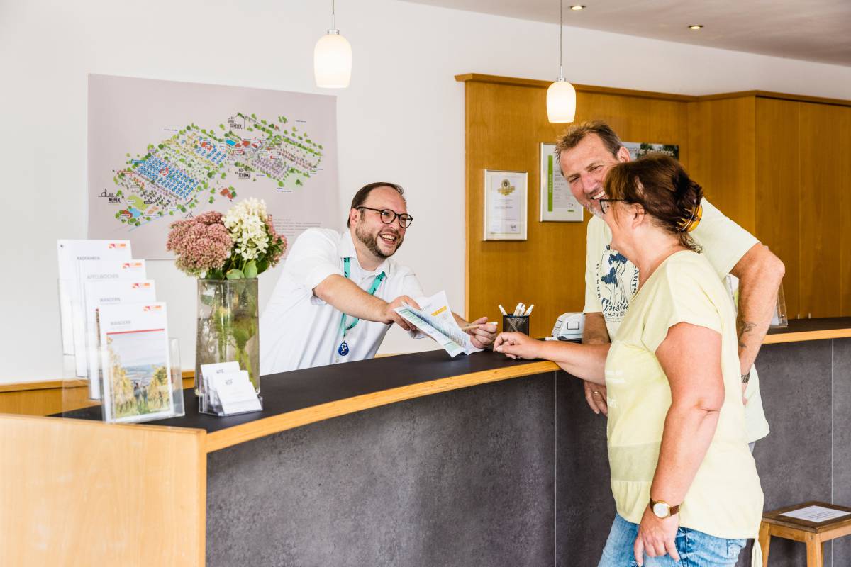 Paar beim Check In beim Campingplatz