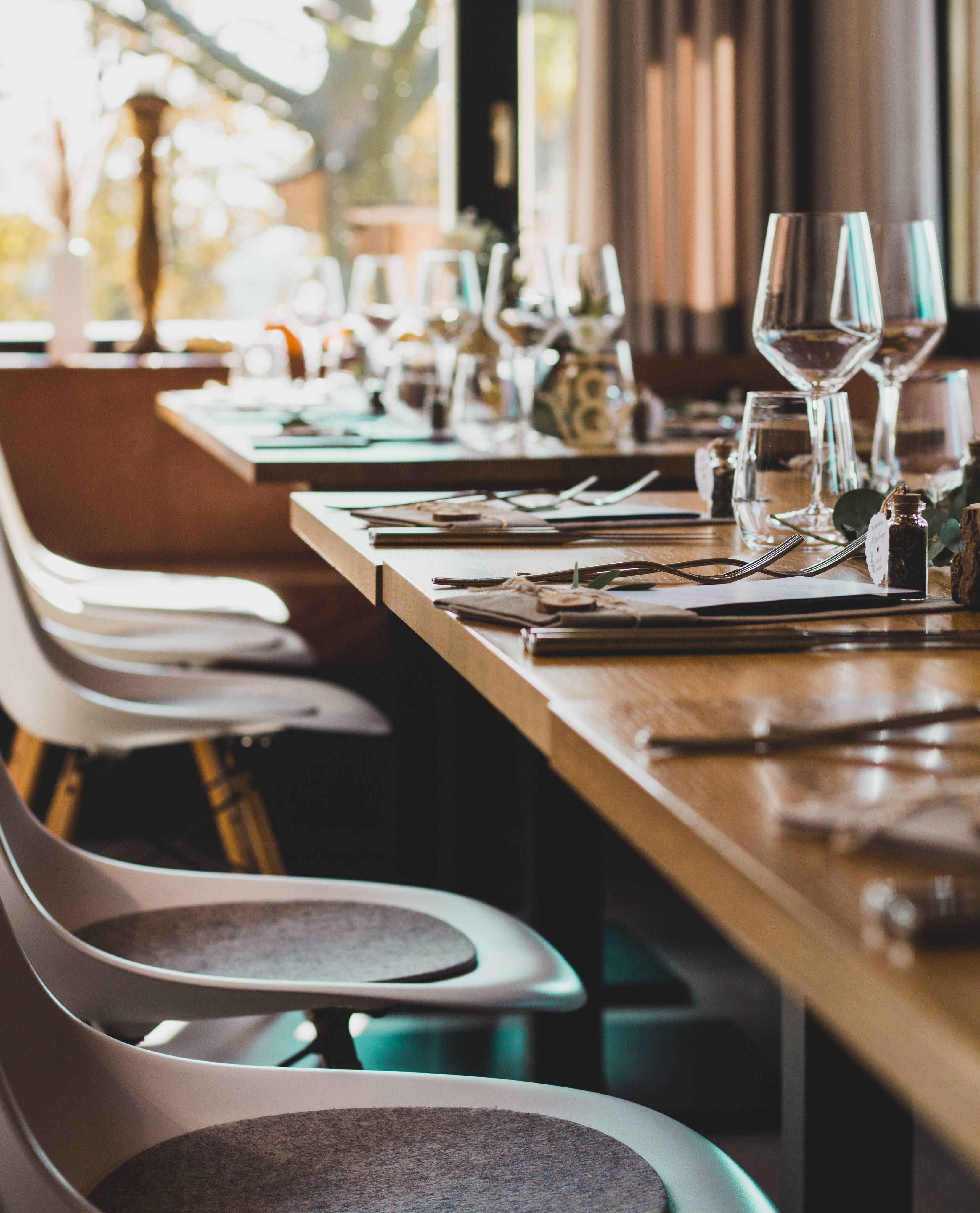eingedeckte Tische im Restaurant