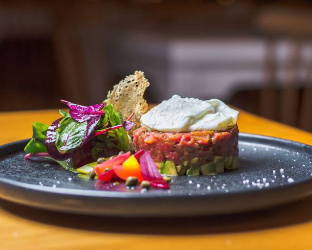Tartar mit Avocado und Gemüsebeilage
