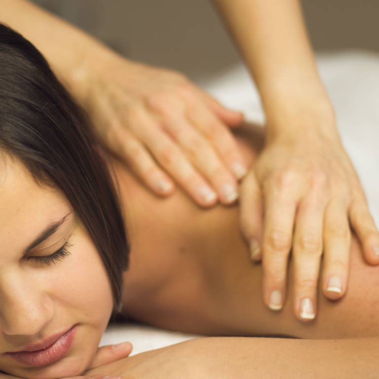 Frau erhält Nackenmassage