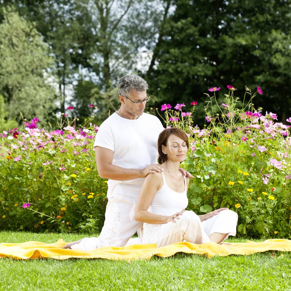 Massage Yoga im Garten